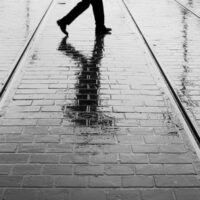 Homme sous la pluie 