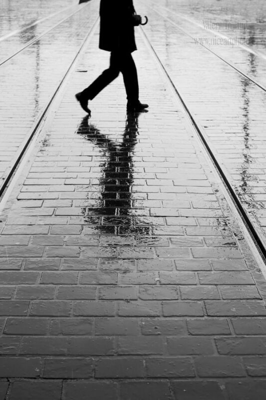 Homme sous la pluie